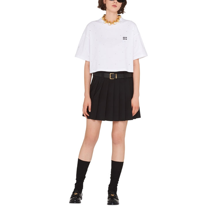 Lookbook (W) 미우미우 자수 로고 크리스탈 장식 크롭 티셔츠 화이트 FW22 여성. MJN385-11EA-F0009