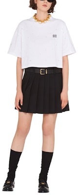 (W) 미우미우 자수 로고 크리스탈 장식 크롭 티셔츠 화이트 FW22 여성. MJN385-11EA-F0009 Lookbook (W) 미우미우 자수 로고 크리스탈 장식 크롭 티셔츠 화이트 FW22 여성. MJN385-11EA-F0009
