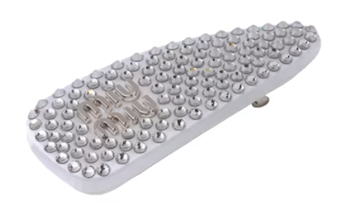 Lookbook (W) 미우미우 각인 로고 장식 헤어 클립 실버. 5IF092_2DDK_F0009