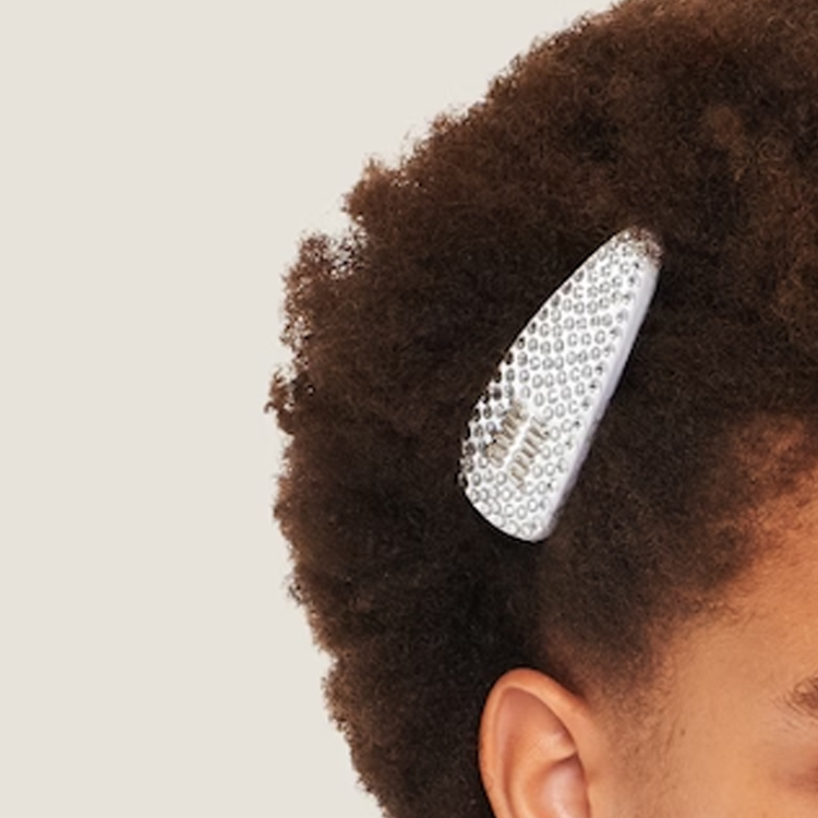 Shop (W) 미우미우 각인 로고 장식 헤어 클립 실버. 5IF092_2DDK_F0009