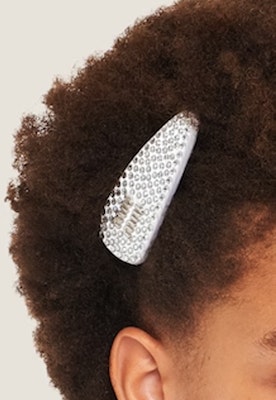 (W) 미우미우 각인 로고 장식 헤어 클립 실버. 5IF092_2DDK_F0009 Shop (W) 미우미우 각인 로고 장식 헤어 클립 실버. 5IF092_2DDK_F0009