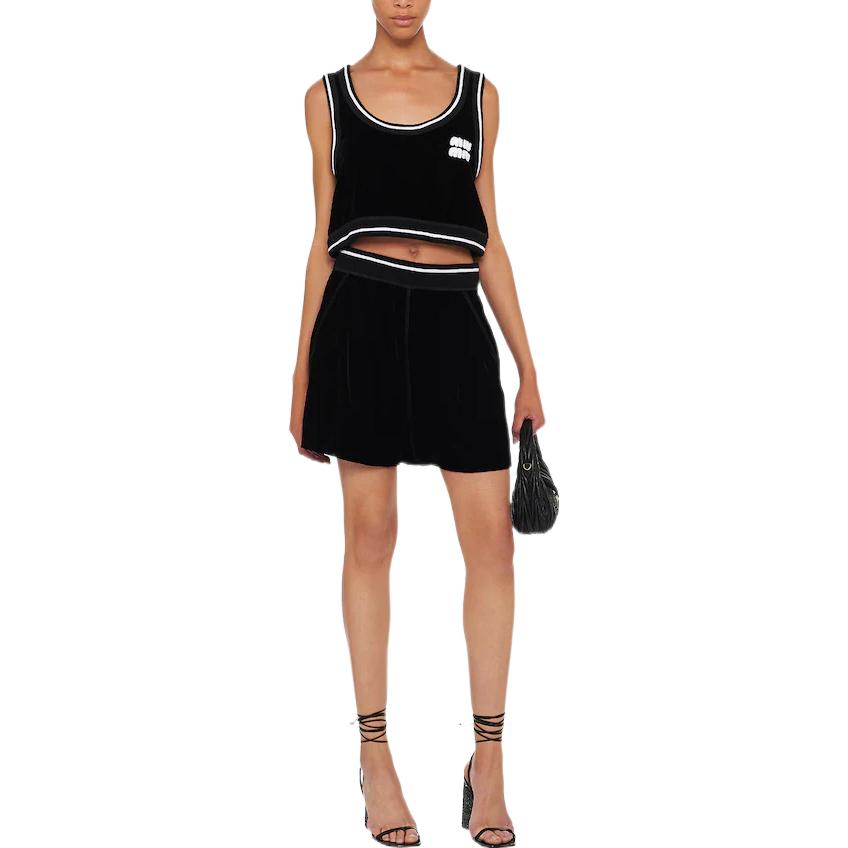 Lookbook (W) MIU MIU FW22 Shorts Negros de Tiro Alto con Ribete de Rayas. MP1628-068-F0002