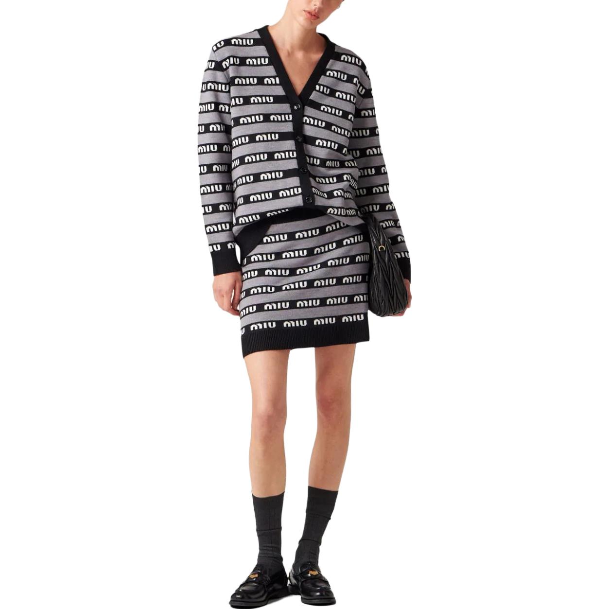 Lookbook (W) MIU MIU FW22 Kardigan Kaiti Butang Leher-V Jalur Kelabu Berlogo. MMF657-1V8X-F0002