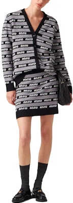 (W) MIU MIU FW22 Kardigan Kaiti Butang Leher-V Jalur Kelabu Berlogo. MMF657-1V8X-F0002 Lookbook (W) MIU MIU FW22 Kardigan Kaiti Butang Leher-V Jalur Kelabu Berlogo. MMF657-1V8X-F0002