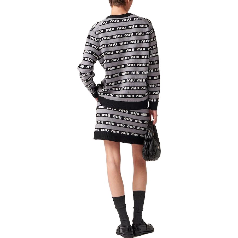 Shop (W) MIU MIU FW22 Kardigan Kaiti Butang Leher-V Jalur Kelabu Berlogo. MMF657-1V8X-F0002