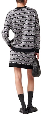 (W) MIU MIU FW22 Kardigan Kaiti Butang Leher-V Jalur Kelabu Berlogo. MMF657-1V8X-F0002 Shop (W) MIU MIU FW22 Kardigan Kaiti Butang Leher-V Jalur Kelabu Berlogo. MMF657-1V8X-F0002