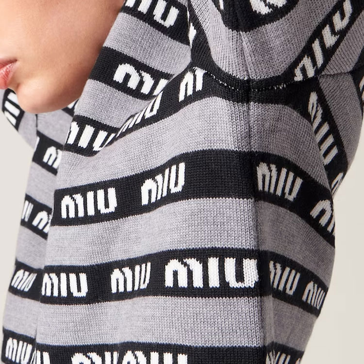 Details for (W) MIU MIU FW22 Kardigan Kaiti Butang Leher-V Jalur Kelabu Berlogo. MMF657-1V8X-F0002