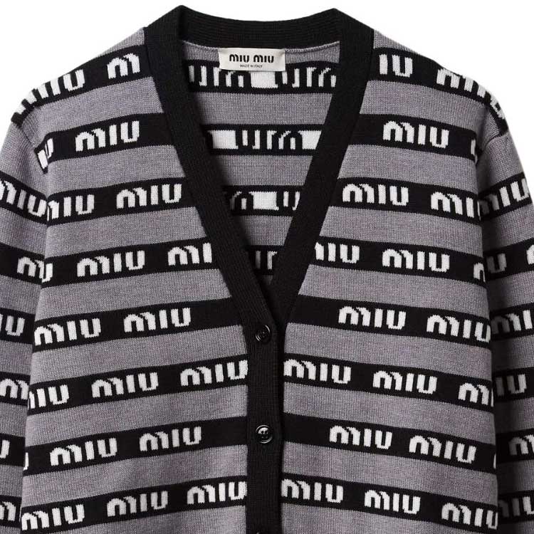 Cheap (W) MIU MIU FW22 Kardigan Kaiti Butang Leher-V Jalur Kelabu Berlogo. MMF657-1V8X-F0002