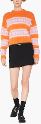 (W) MIU MIU 秋冬款宽松条纹撞色针织Logo毛衣 - 橙色多彩条纹. MML673-11YG-F0049 Lookbook (W) MIU MIU 秋冬款宽松条纹撞色针织Logo毛衣 - 橙色多彩条纹. MML673-11YG-F0049