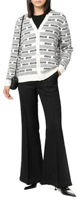 (W) MIU MIU FW22 Kardigan Kelabu Lengan Panjang Berjalur Logo. MMF657-1V8X-F0031 Lookbook (W) MIU MIU FW22 Kardigan Kelabu Lengan Panjang Berjalur Logo. MMF657-1V8X-F0031