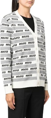 (W) MIU MIU FW22 Kardigan Kelabu Lengan Panjang Berjalur Logo. MMF657-1V8X-F0031 Purchase (W) MIU MIU FW22 Kardigan Kelabu Lengan Panjang Berjalur Logo. MMF657-1V8X-F0031