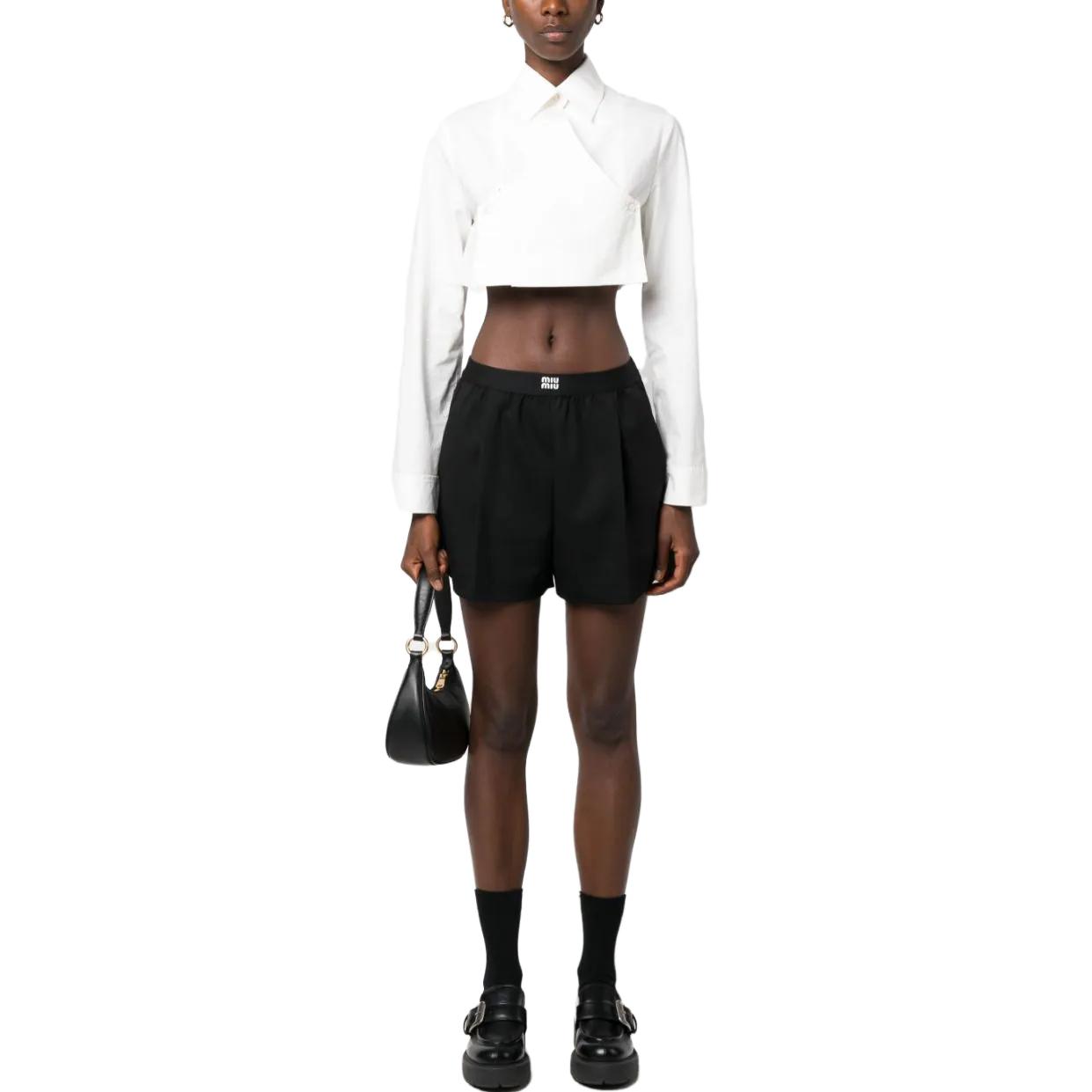 Lookbook (W) Shorts Negros MIU MIU FW23 con Cintura Elástica y Logo Impreso. MP1701S2321R1F0002