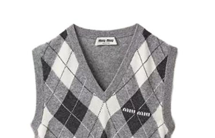 Lookbook (W) MIU MIU 2023秋冬灰色格纹V领针织马甲。 MMV106-13K7-F0K44-S-232