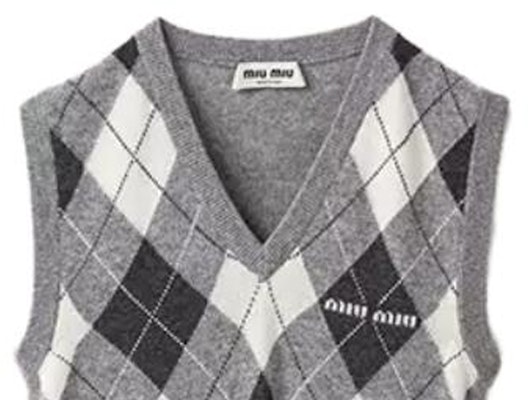 (W) MIU MIU 2023秋冬灰色格纹V领针织马甲。 MMV106-13K7-F0K44-S-232 Lookbook (W) MIU MIU 2023秋冬灰色格纹V领针织马甲。 MMV106-13K7-F0K44-S-232