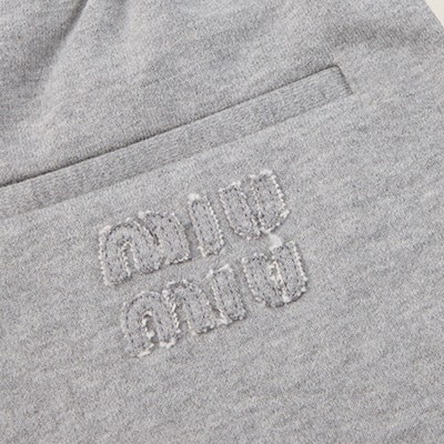 (W) Pantalones Cortos Grises MIU MIU FW23 con Logo Bordado. MJP309-13UK-F0031-S-232 Sizing (W) Pantalones Cortos Grises MIU MIU FW23 con Logo Bordado. MJP309-13UK-F0031-S-232