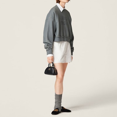 (W) MIU MIU FW23 铁灰字母圆领短款长袖休闲卫衣 MJL911-137J-F0D65-S-23 Lookbook (W) MIU MIU FW23 铁灰字母圆领短款长袖休闲卫衣 MJL911-137J-F0D65-S-23