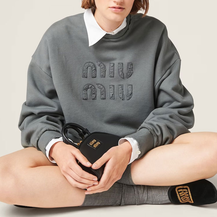 Purchase (W) MIU MIU FW23 铁灰字母圆领短款长袖休闲卫衣 MJL911-137J-F0D65-S-23