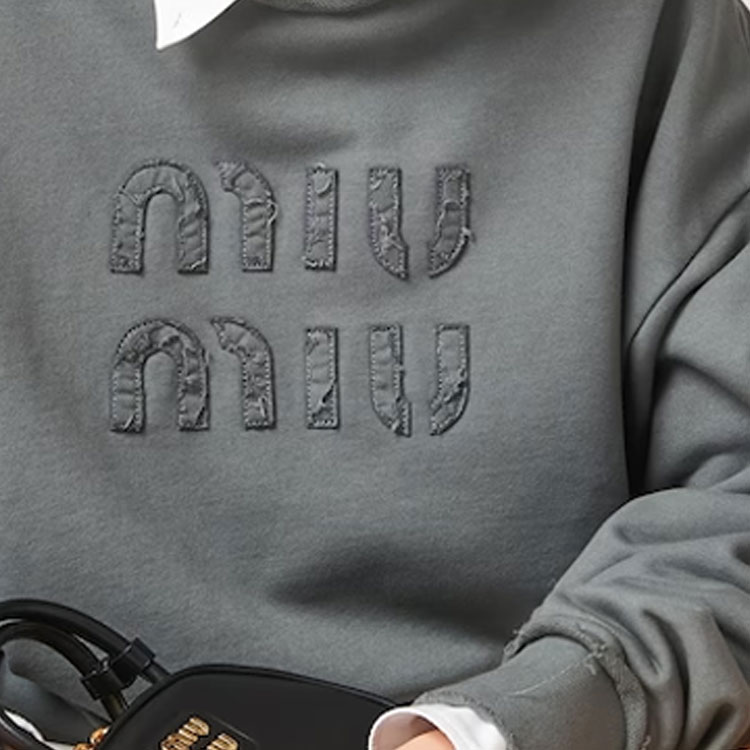 Sizing (W) MIU MIU FW23 铁灰字母圆领短款长袖休闲卫衣 MJL911-137J-F0D65-S-23