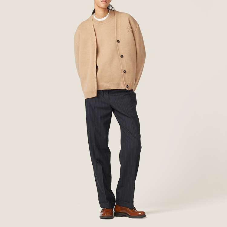 (Women) MIU MIU FW23  Khaki V-Neck Long Sleeve Knit Sweater with Logo Print. MMF791-13JS-F0629-S-232 圖 3