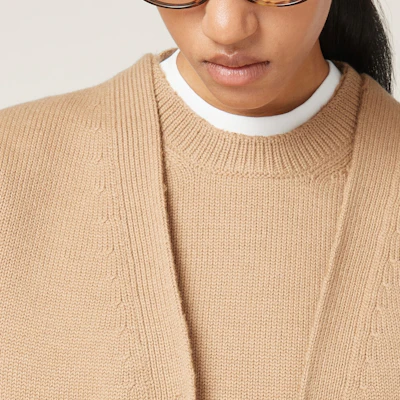 (Women) MIU MIU FW23 Khaki V-Neck Long Sleeve Knit Sweater with Logo Print. MMF791-13JS-F0629-S-232 Purchase (Women) MIU MIU FW23 Khaki V-Neck Long Sleeve Knit Sweater with Logo Print. MMF791-13JS-F0629-S-232