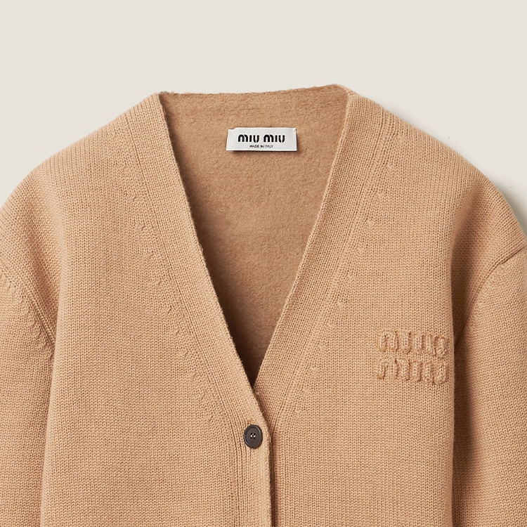 (Women) MIU MIU FW23  Khaki V-Neck Long Sleeve Knit Sweater with Logo Print. MMF791-13JS-F0629-S-232 圖 7