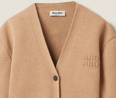 (Women) MIU MIU FW23 Khaki V-Neck Long Sleeve Knit Sweater with Logo Print. MMF791-13JS-F0629-S-232 Sizing (Women) MIU MIU FW23 Khaki V-Neck Long Sleeve Knit Sweater with Logo Print. MMF791-13JS-F0629-S-232