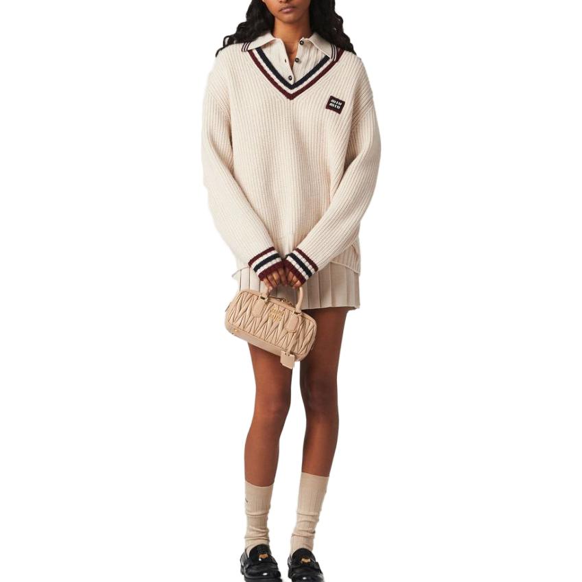 Lookbook (W) MIU MIU FW23 Baju Polo Lengan Pendek Logo Cetak dalam Beige Terang. MML878-138Q-F0018-S-OOO