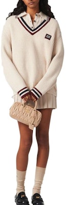 (W) MIU MIU FW23 Baju Polo Lengan Pendek Logo Cetak dalam Beige Terang. MML878-138Q-F0018-S-OOO Lookbook (W) MIU MIU FW23 Baju Polo Lengan Pendek Logo Cetak dalam Beige Terang. MML878-138Q-F0018-S-OOO