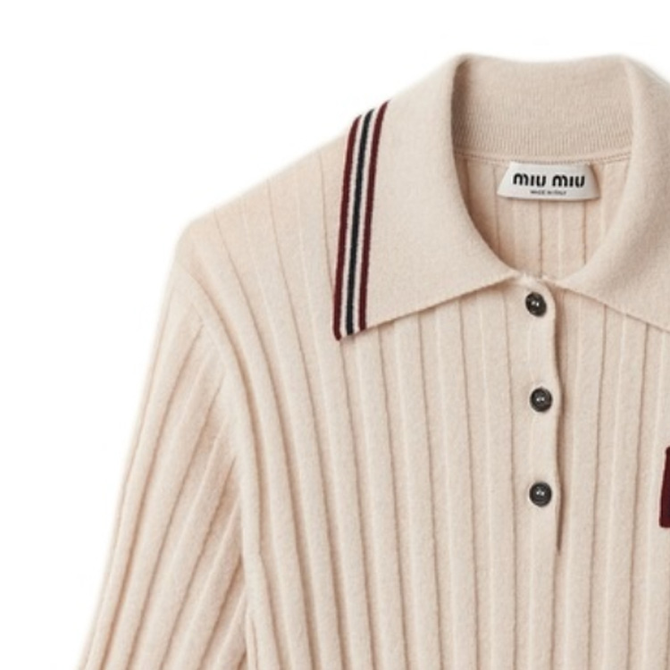 Shop (W) MIU MIU FW23 Baju Polo Lengan Pendek Logo Cetak dalam Beige Terang. MML878-138Q-F0018-S-OOO