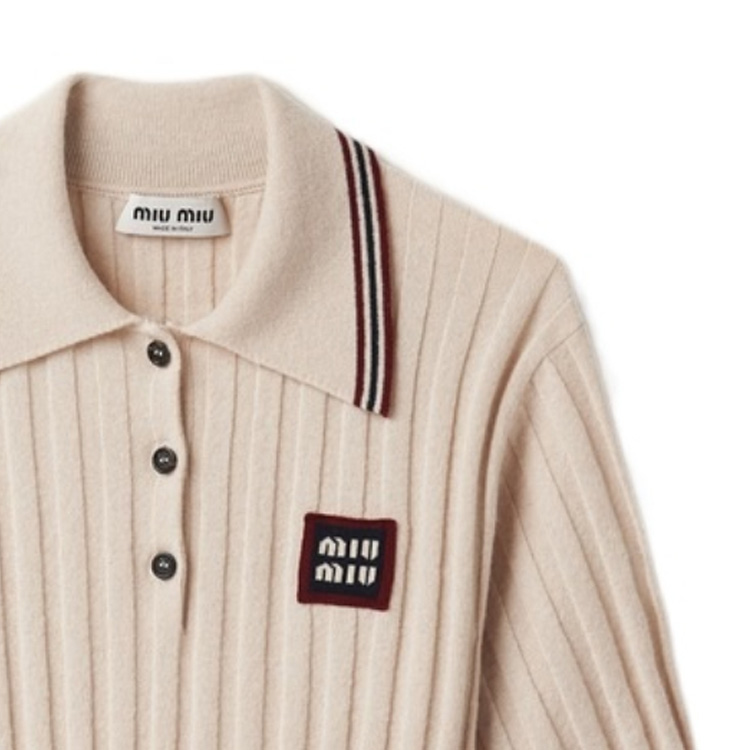 Purchase (W) MIU MIU FW23 Baju Polo Lengan Pendek Logo Cetak dalam Beige Terang. MML878-138Q-F0018-S-OOO
