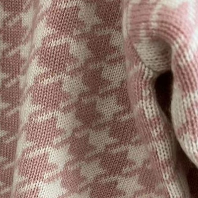 (W) MIU MIU 秋冬23粉色千鸟格针织圆领毛衣. MMF651-11UX-F0E1Q Sizing (W) MIU MIU 秋冬23粉色千鸟格针织圆领毛衣. MMF651-11UX-F0E1Q