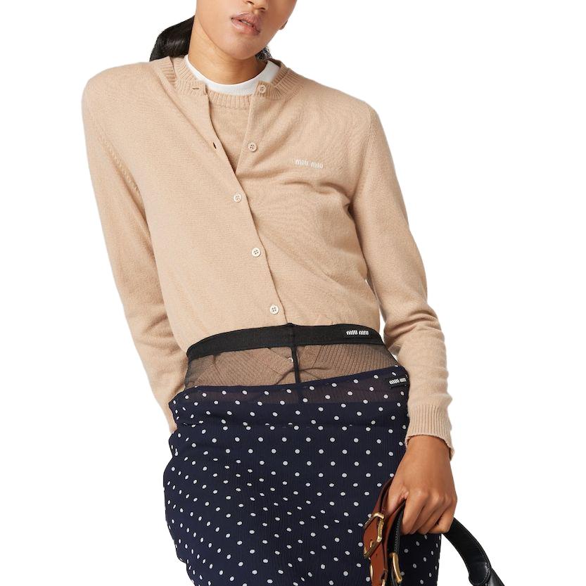 Purchase (W) MIU MIU FW23 Kardigan Rajutan Single-Breasted dengan Logo. MMF787-13S1-F0627-S-232