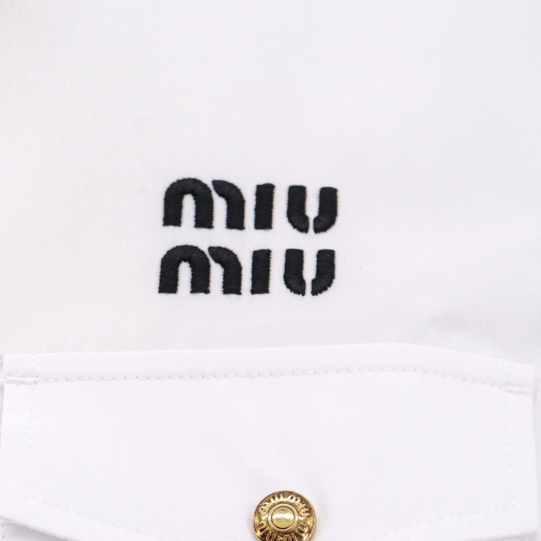 Shop (W) MIU MIU FW23 Baju Pendek Putih Lengan Pendek dengan Cetakan Logo. MK1829-10RG-F0009-S-OOO