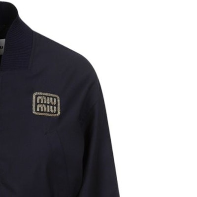 (Women) MIU MIU FW23 Navy Blue Embroidered Cropped Bomber Jacket for Women. ML936-11AD-F0008-S-232 Sizing (Women) MIU MIU FW23 Navy Blue Embroidered Cropped Bomber Jacket for Women. ML936-11AD-F0008-S-232