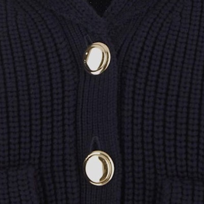 (W) MIU MIU FW23 Navy Blue Kardigan Rajut Lengan Panjang Kasual Perempuan. MMF768-13IV-F0008 Sizing (W) MIU MIU FW23 Navy Blue Kardigan Rajut Lengan Panjang Kasual Perempuan. MMF768-13IV-F0008