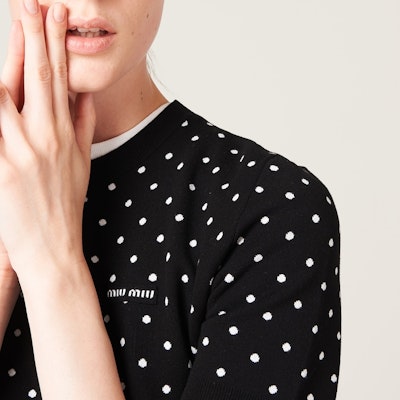 (W) MIU MIU 2023秋冬波点字母短袖针织衫 女士黑色款 MML855-13WU-F0967-S-232 Sizing (W) MIU MIU 2023秋冬波点字母短袖针织衫 女士黑色款 MML855-13WU-F0967-S-232