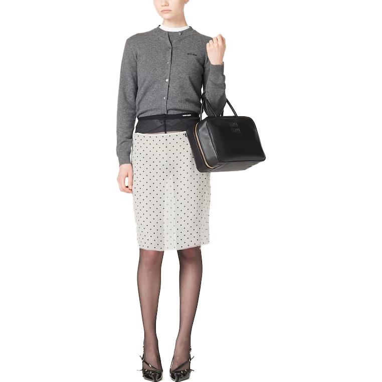 Lookbook (W) MIU MIU 2023秋冬纯色LOGO针织短袖毛衣女款 MML842-13S1-F0480-S-232