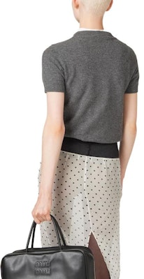 (W) MIU MIU 2023秋冬纯色LOGO针织短袖毛衣女款 MML842-13S1-F0480-S-232 Purchase (W) MIU MIU 2023秋冬纯色LOGO针织短袖毛衣女款 MML842-13S1-F0480-S-232