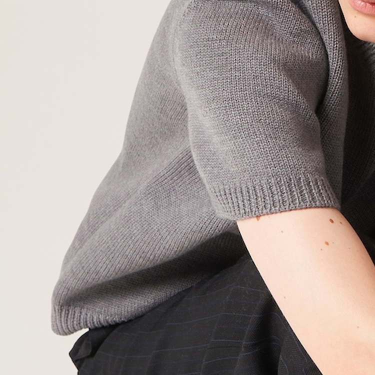 Sizing (W) MIU MIU 女士秋冬款针织短袖上衣 FW23 流苏标志刺绣设计。 MML839-13JS-F0031-S-232