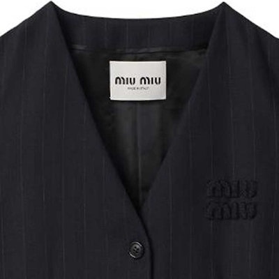 (W) MIU MIU FW23 Gaun Pendek Tanpa Lengan Logo Berjalur Navy Blue Wanita. MF5225-13SH-F0008-S-OOO Sizing (W) MIU MIU FW23 Gaun Pendek Tanpa Lengan Logo Berjalur Navy Blue Wanita. MF5225-13SH-F0008-S-OOO