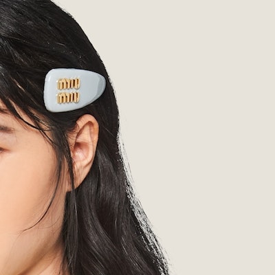 (W) 미우미우 여성용 그레이 가죽 3D 로고 장식 헤어핀. 5IF092_069_F0591 Shop (W) 미우미우 여성용 그레이 가죽 3D 로고 장식 헤어핀. 5IF092_069_F0591