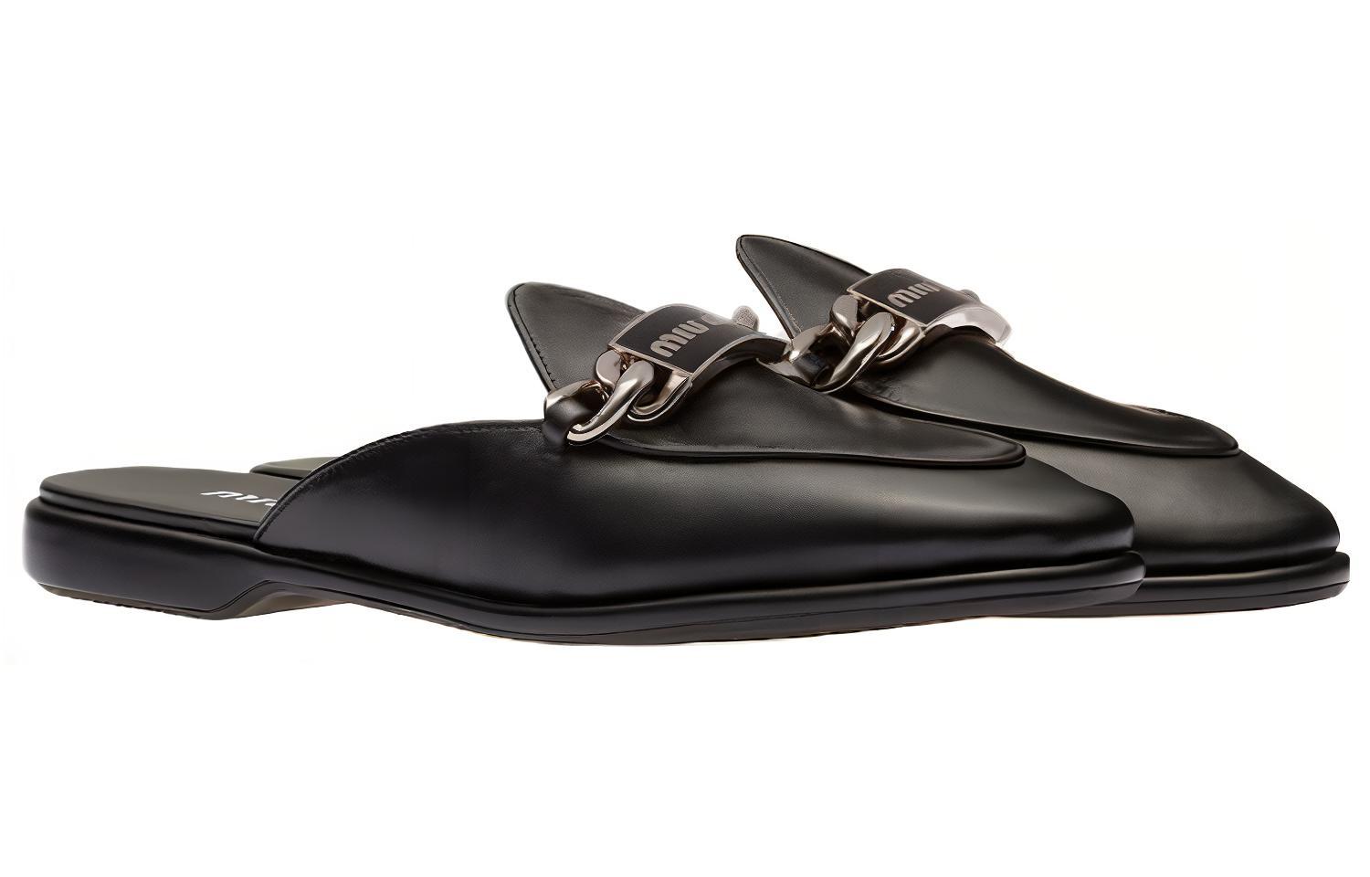 Lookbook (W) 缪缪 黑色皮革时尚凉拖鞋 带雕刻链条标志 5D867D_011_F0002_F_015