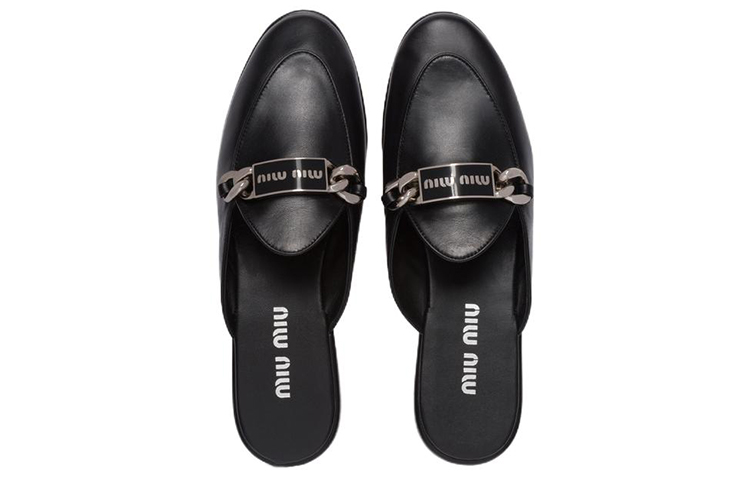 Shop (W) 缪缪 黑色皮革时尚凉拖鞋 带雕刻链条标志 5D867D_011_F0002_F_015