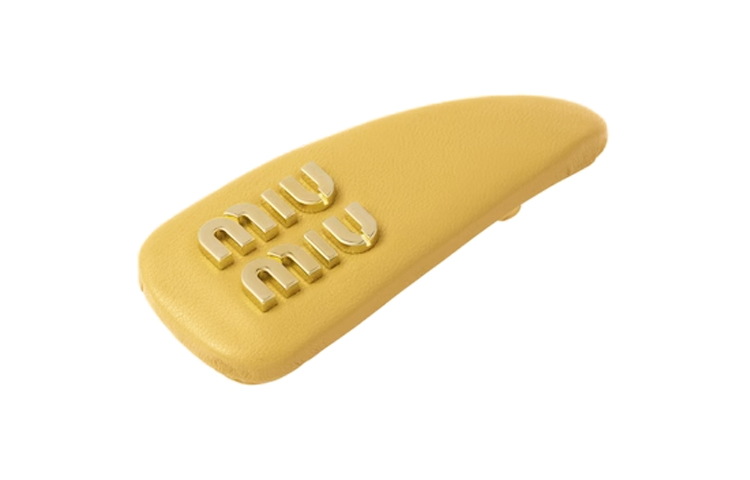 Shop (W) 미우미우 레터 로고 가죽 헤어 클립 옐로우 5IF092_038_F068X