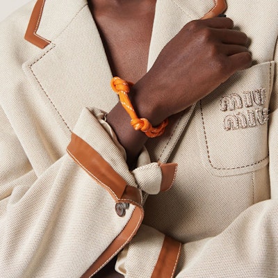 (W) Pulsera de Metal con Logo MIU MIU para Mujer - Naranja. 5IB5383L74F0049 Lookbook (W) Pulsera de Metal con Logo MIU MIU para Mujer - Naranja. 5IB5383L74F0049