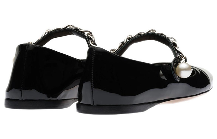 Shop MIU MIU缪缪 漆皮 芭蕾舞 平底鞋 女款 黑白色