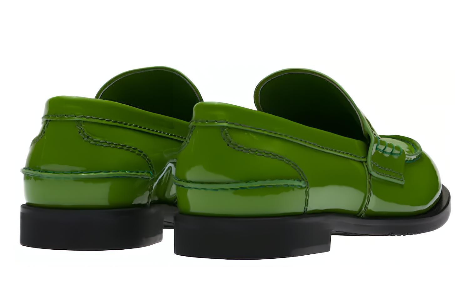 Shop MIU MIU 漆皮樂福鞋 女款 綠色