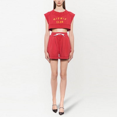 (W) 미우미우 SS21 레드 로고 크롭 민소매 티셔츠. MJN259-1IG3-F0011 Lookbook (W) 미우미우 SS21 레드 로고 크롭 민소매 티셔츠. MJN259-1IG3-F0011