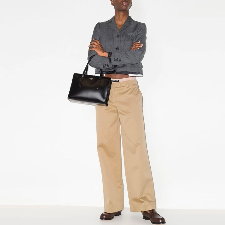 Lookbook (W) ミュウミュウ SS22 ソリッドスリムストレートカジュアルパンツ カーキカラー MP15781-UPX-F0065