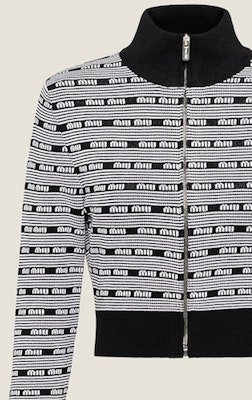 (W) MIU MIU SS23 黑色字母提花拉链领针织衫. MMF718-12ZJ-F0967-S-231 Sizing (W) MIU MIU SS23 黑色字母提花拉链领针织衫. MMF718-12ZJ-F0967-S-231